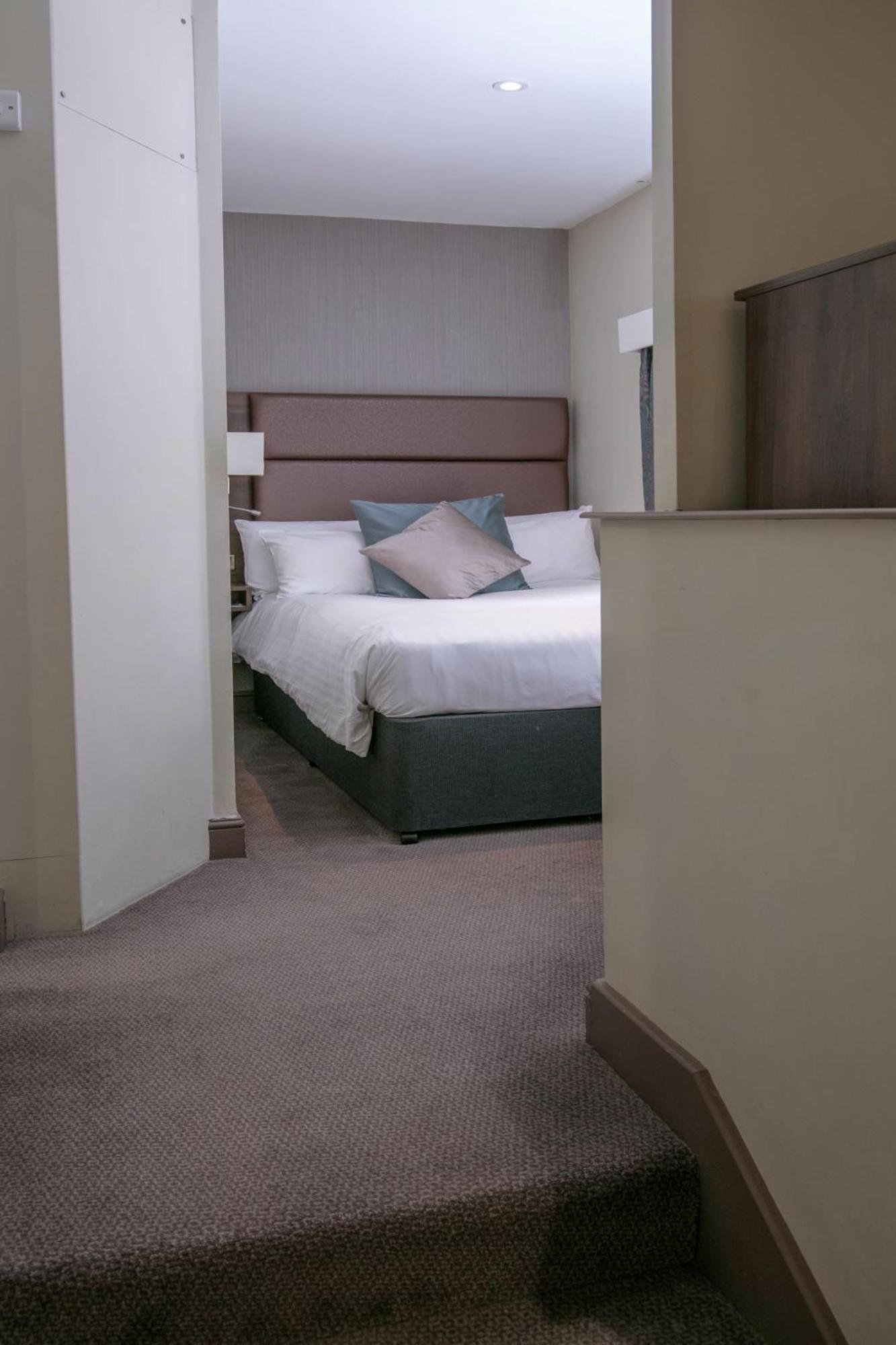 Western Chilworth Manor Hotel 3*